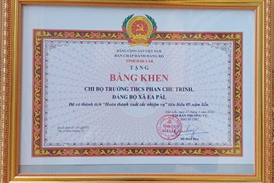 CHI BỘ TRƯỜNG THCS PHAN CHU TRINH ĐƯỢC BAN THƯỜNG VỤ TỈNH ỦY ĐẮK LẮK TẶNG BẰNG KHEN CÓ THÀNH TÍCH XUẤT SẮC TRONG 5 NĂM LIÊN TỤC.